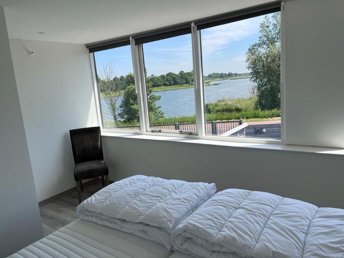 Comfortabele Woning Met Omheinde Tuin Aan Water Voor 12 P Oostburg Exteriör bild