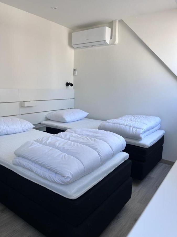 Comfortabele Woning Met Omheinde Tuin Aan Water Voor 12 P Oostburg Exteriör bild
