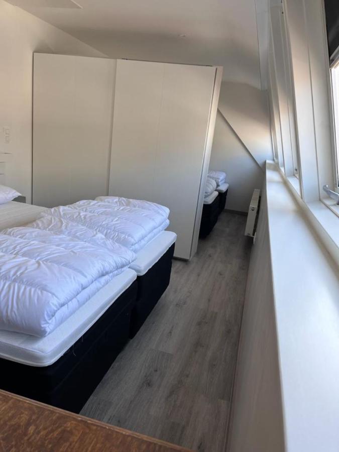 Comfortabele Woning Met Omheinde Tuin Aan Water Voor 12 P Oostburg Exteriör bild