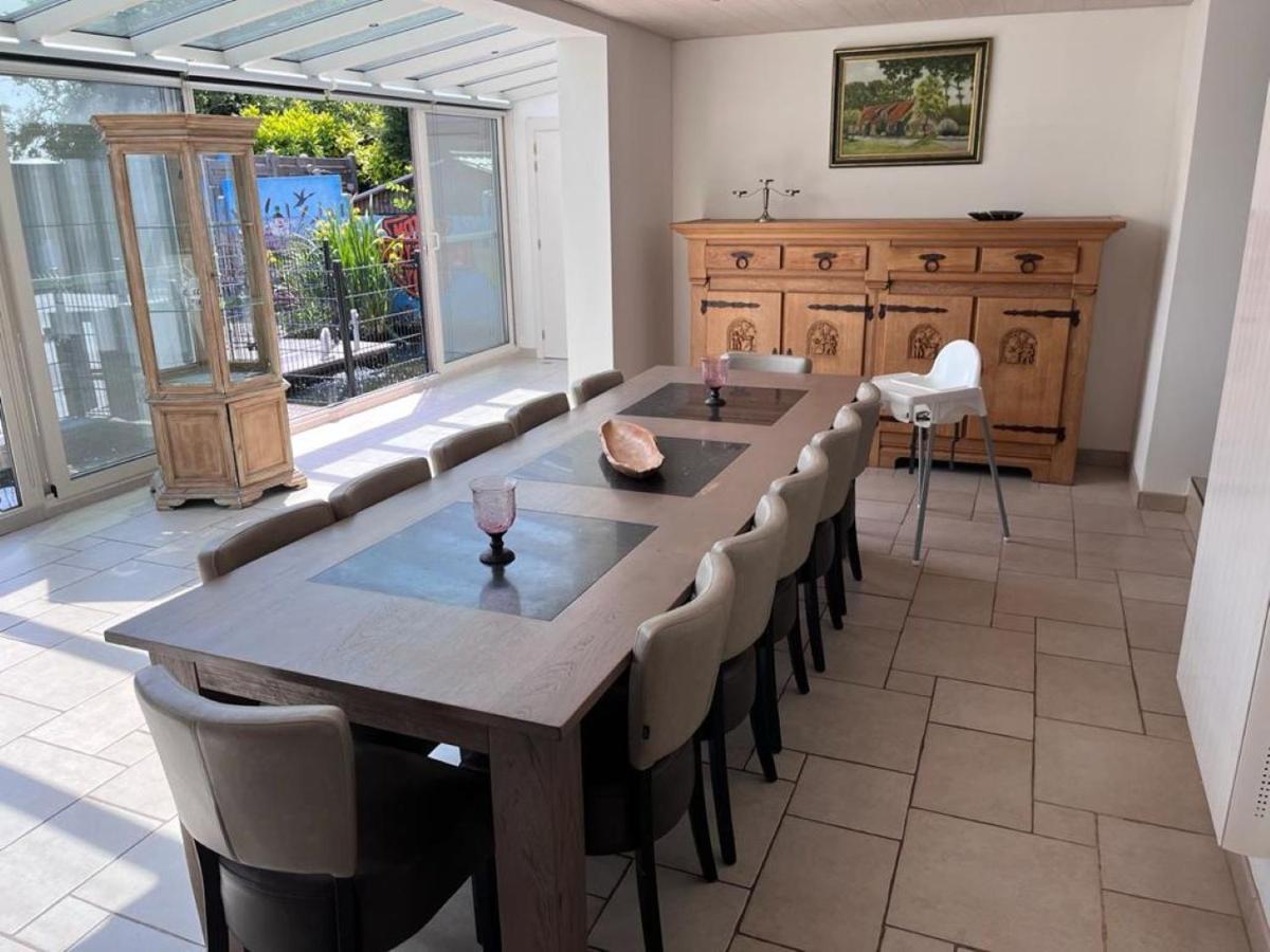Comfortabele Woning Met Omheinde Tuin Aan Water Voor 12 P Oostburg Exteriör bild