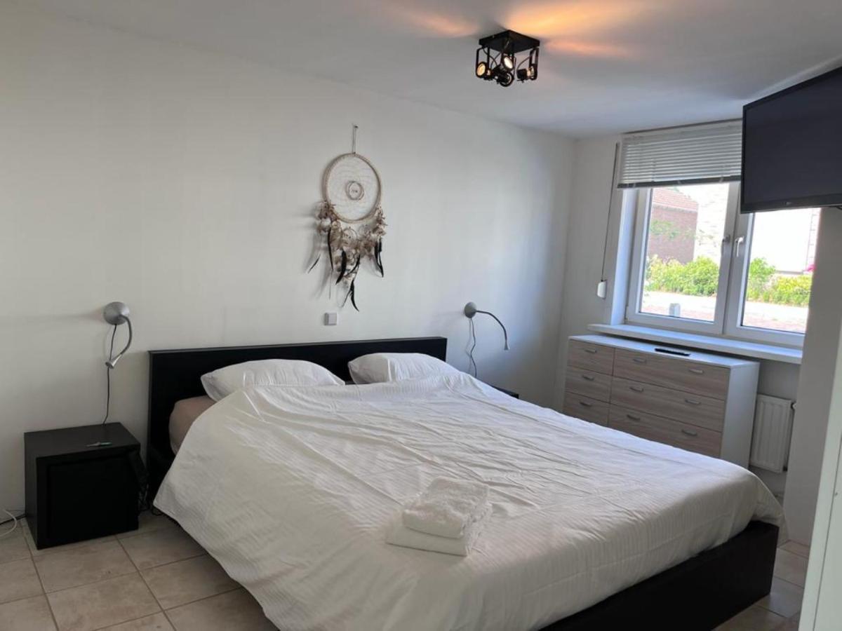 Comfortabele Woning Met Omheinde Tuin Aan Water Voor 12 P Oostburg Exteriör bild
